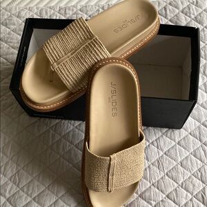 J/SLIDES Like New! . Sand Stretch Raffia Sandal